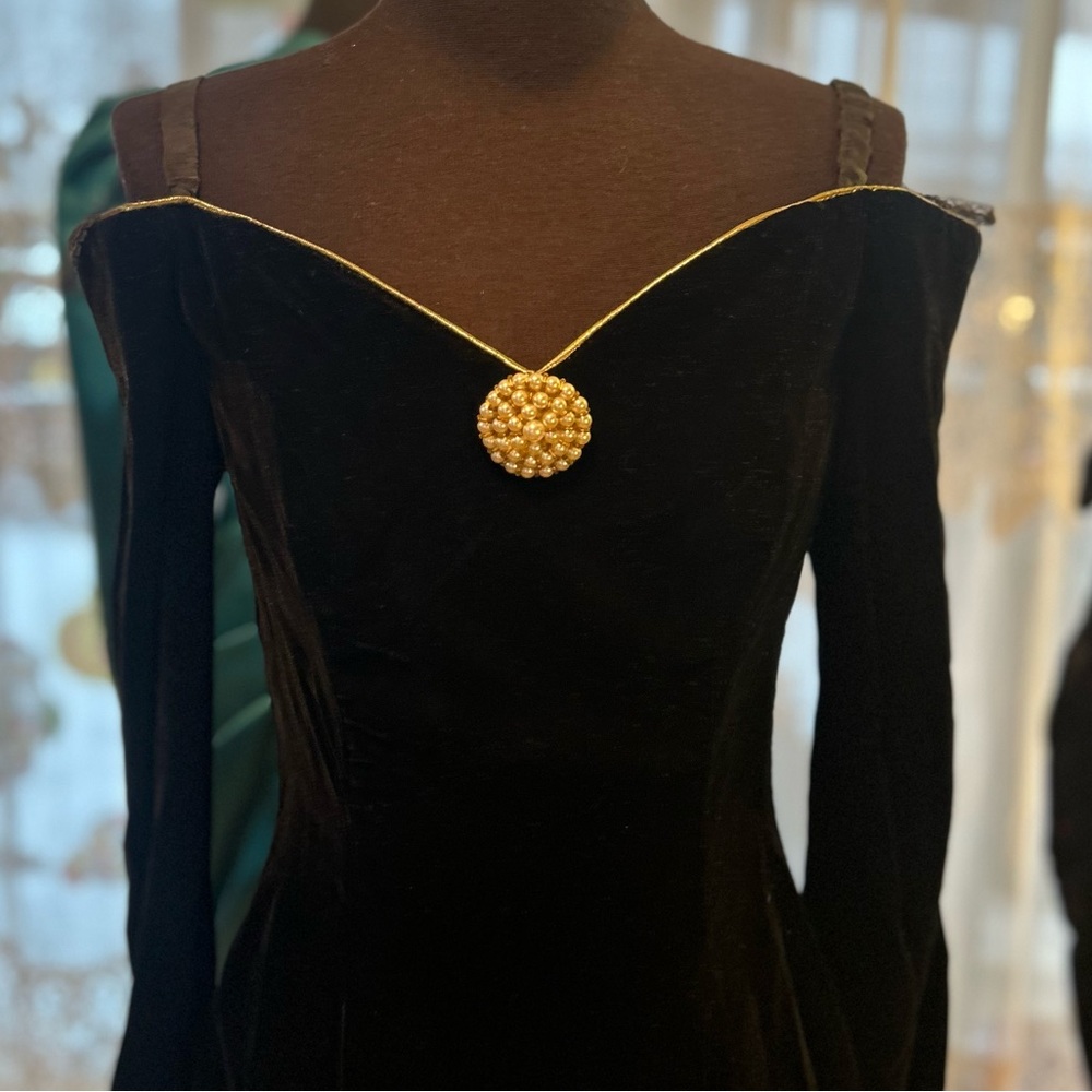 Vintage Black Velvet Off-Shoulder Dress | Sweetheart Neckline | Pearl Medallion - Picture 4 of 12